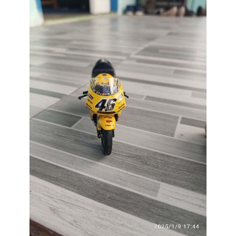 miniatur MotoGP Honda NSR Valentino Rossi 2001