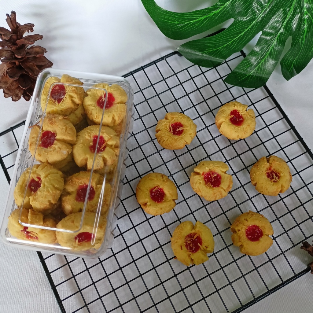 

Kue Thrumbprint Cheese Strawberry Cookies/Kue Kering Thumbprint Lebaran