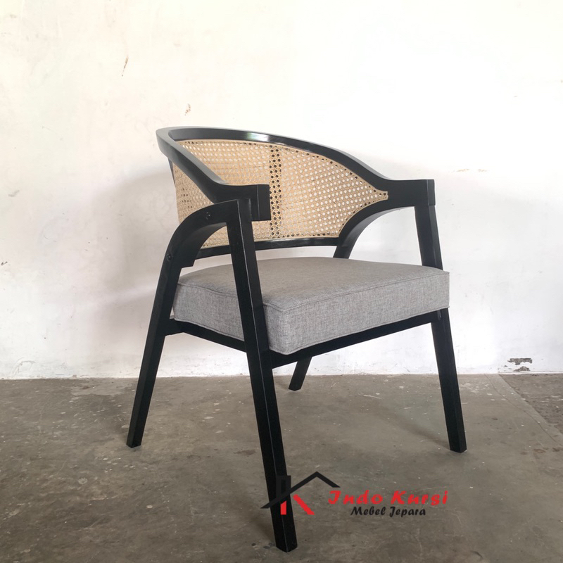 Kursi Makan Cafe Rotan Alami dudukan Jok Busa yang nyaman warna hitam