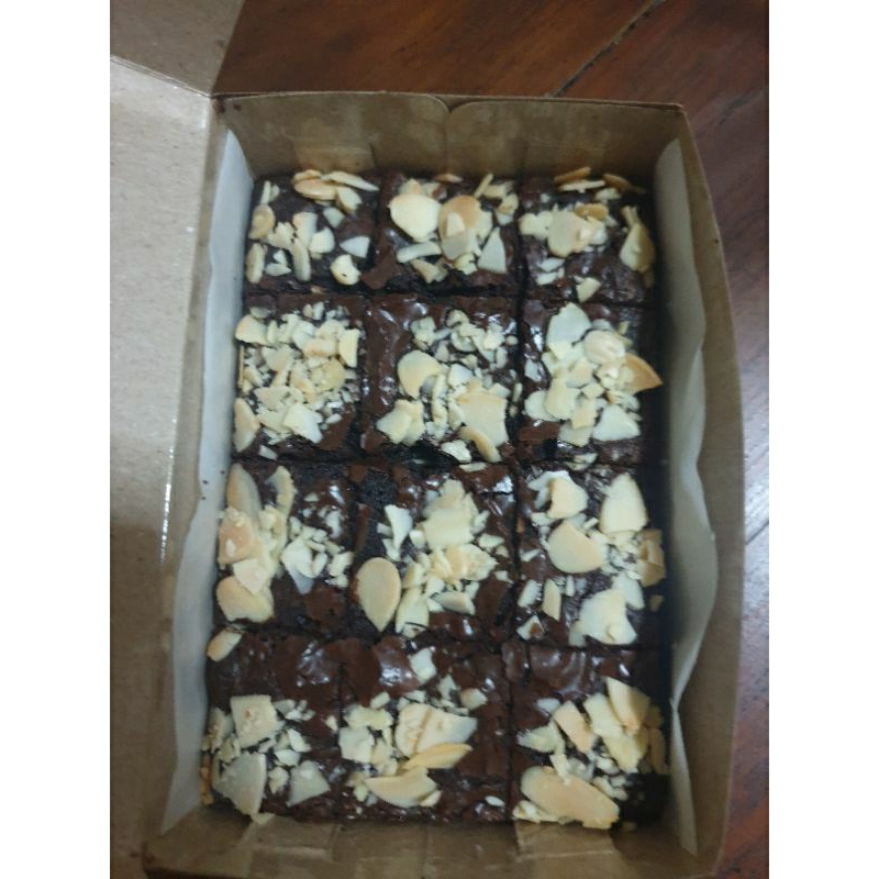 

brownies fudgy 15×10 full toping almond