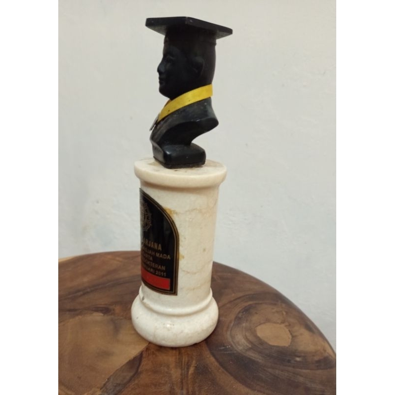 patung wisuda marmer