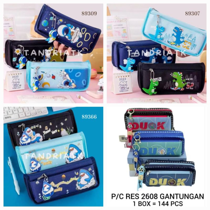 

Tempat Pensil Kain Jumbo Tebal 2 Sleting Gantungan Astronot 89309 89379 / Dino 89307 / Hiu Shark 89366