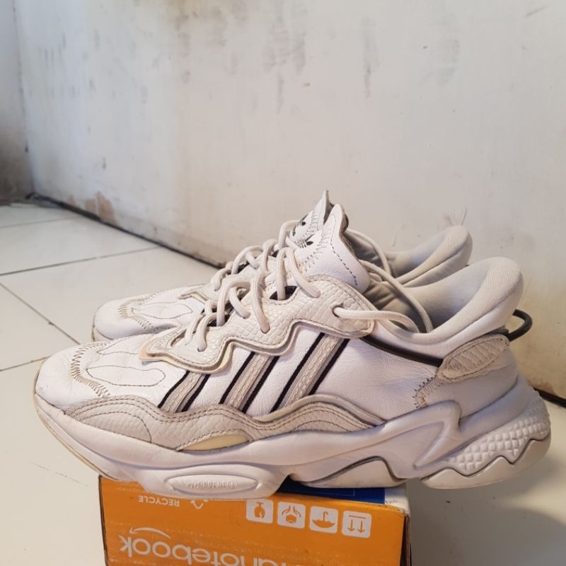 Sepatu Adidas ozweego sepatu olahraga sepatu sneaker sepatu second sepatu thrifting sepatu putih