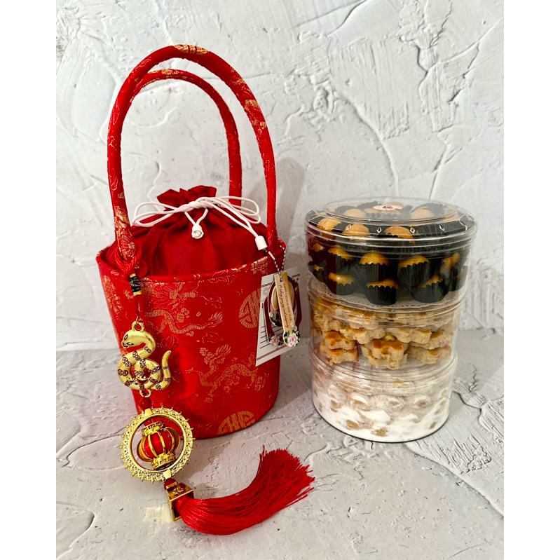 

ESMGIFTS - [GOSEND/GRAB ONLY] WAN SHI RU YI Hampers Tahun Baru Chinese (Sincia) 2025/ Chinese New Year (CNY) Hampers/ Gift/ Hampers Nastar Wisman, Kue Putri Salju, Kue Kacang Imlek 2025