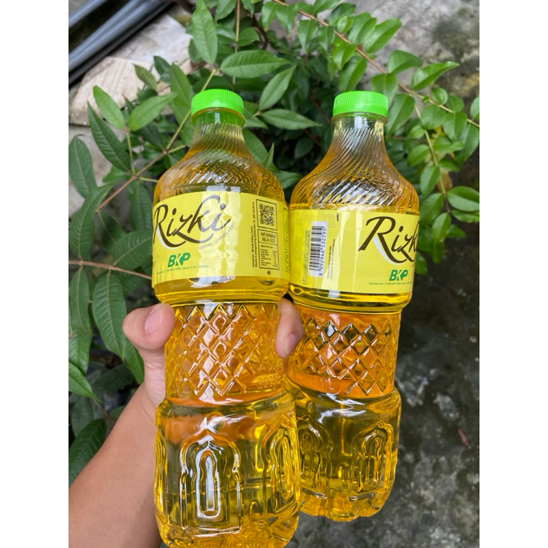 

MINYAK GORENG RIZKI 850 ML KEMASAN BOTOL TUTUP HIJAU