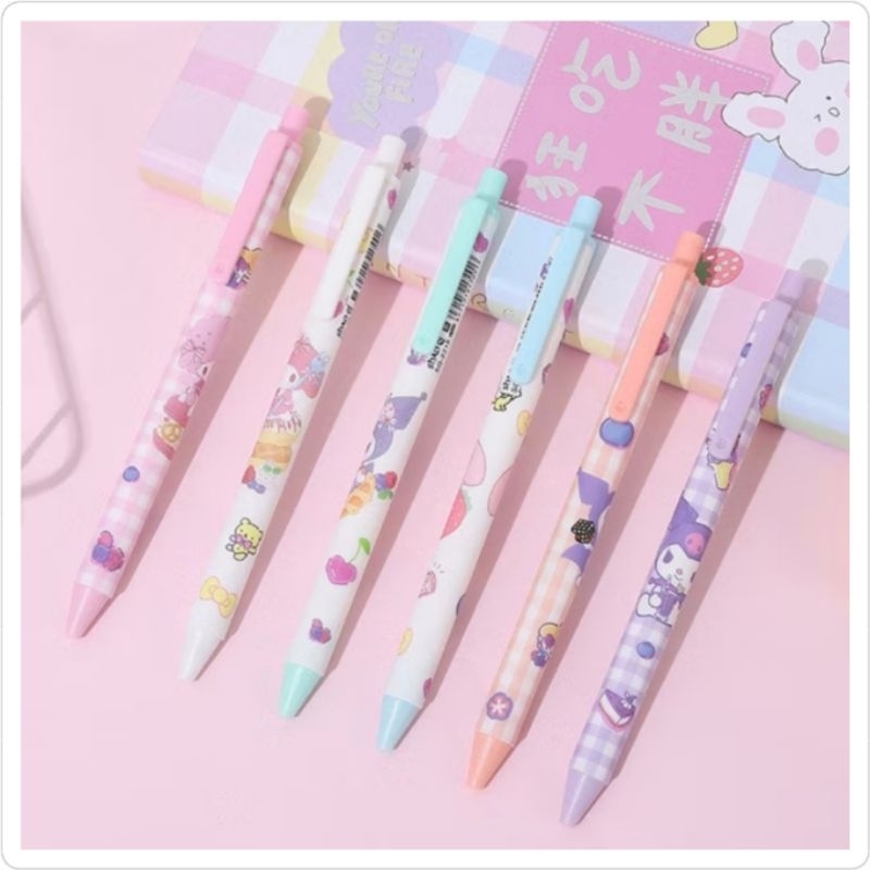 

Pulpen gel Sanrio / Pulpen gel cetek sanrio (1 pcs) / Pulpen cetek SANRIO (1 pcs) / Pulpen gel PER Pegas aneka motif / Pulpen gel hello kitty, emoticon