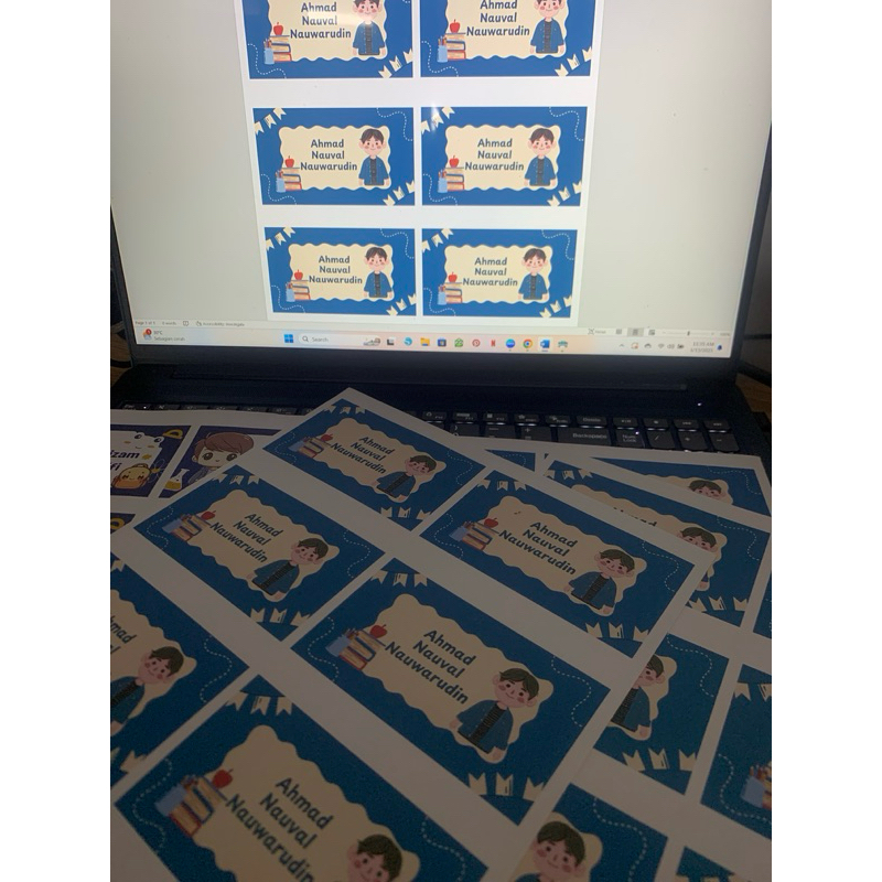 

CETAK STIKER NAMA FREE DESAIN ANTI AIR ( MIN ORDER 8 pcs )