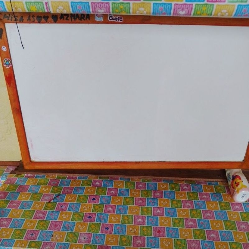 

Papan tulis warna putih hitam ukuran 50x70cm.