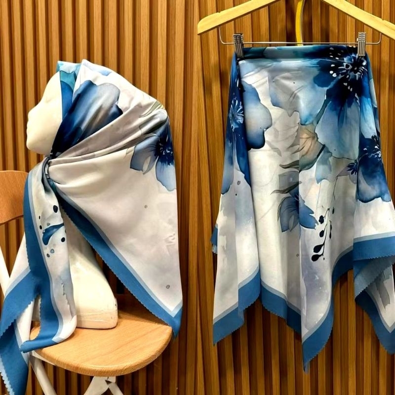 HIJAB SEGIEMPAT VOAL MOTIF BUNGA PUTIH BIRU TOSCA