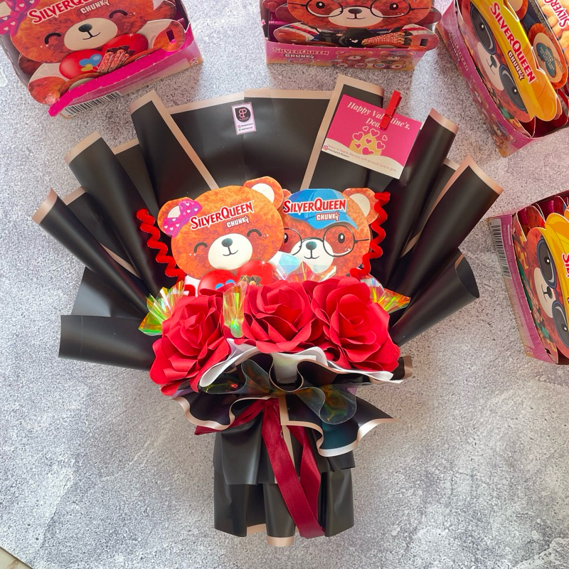 

Buket Valentine / Kado Valentine Coklat Silverqueen Bear / Hadiah Hari Kasih Sayang 2025