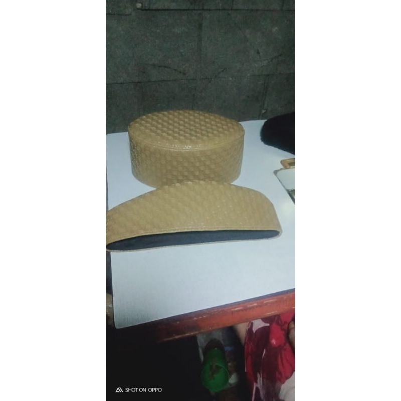 peci Opal anyaman rotan sintetis kulit