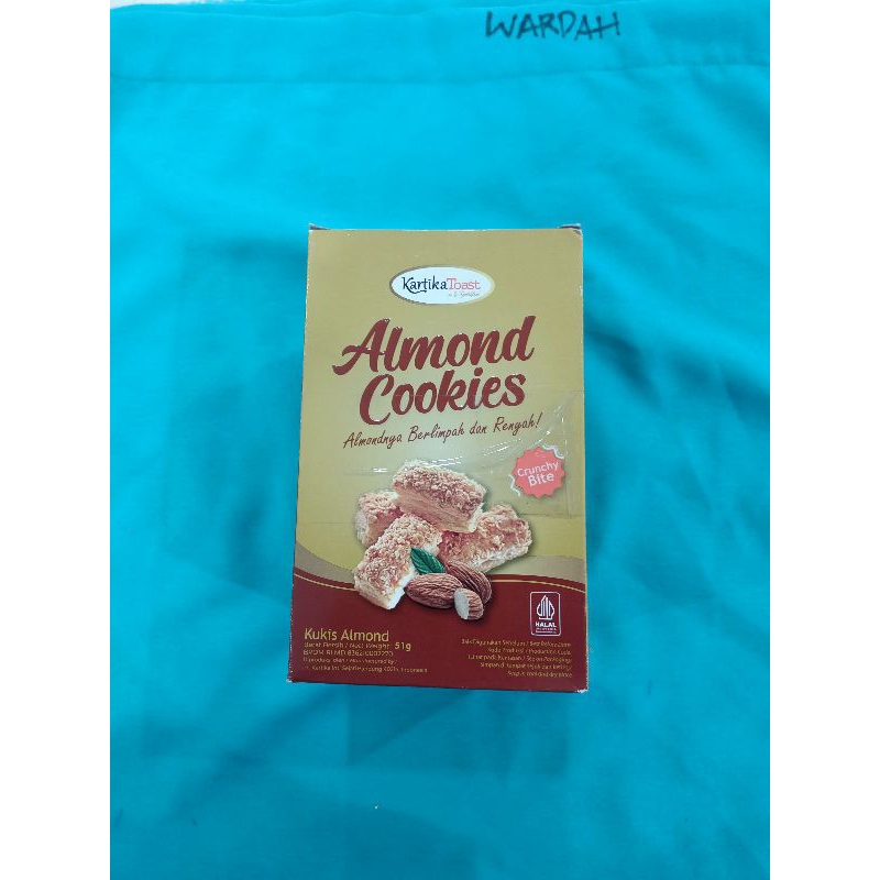 

almond cookies 51g