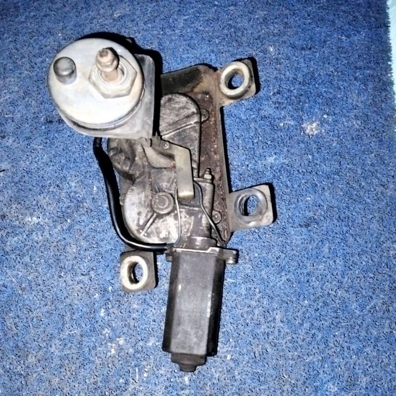 dinamo Ford laser belakang