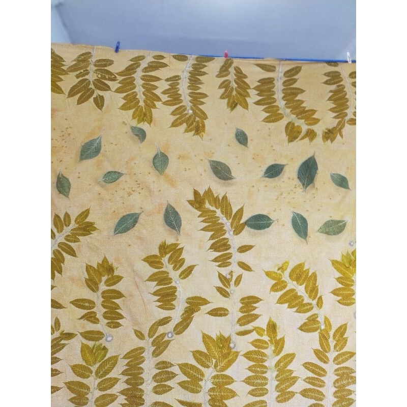 kain linen ecoprint batik warna alam motif cetak daun asli