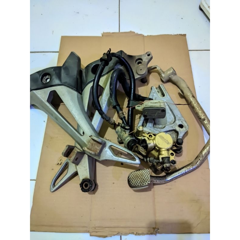 Paketan Footstep & kaliper ori pengereman belakang Supra x 125 double disk