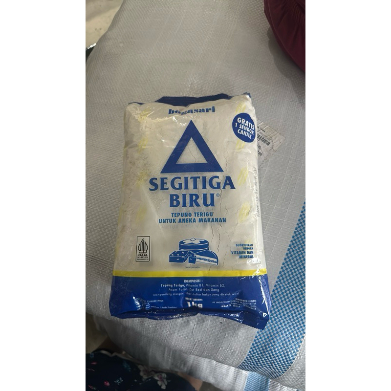 

TEPUNG TERIGU SEGITIGA BIRU KEMASAN 1 kg