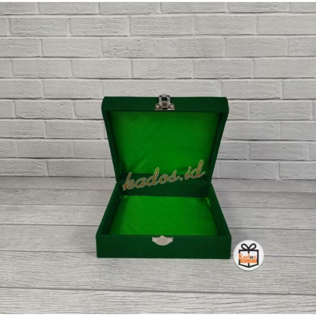 

Box Beludru Hijau Ukuran 20 x 13 cm