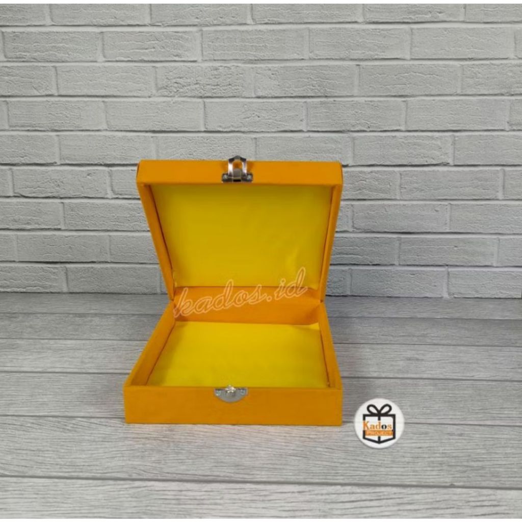 

Box Beludru Kuning Ukuran 20 x 13 cm