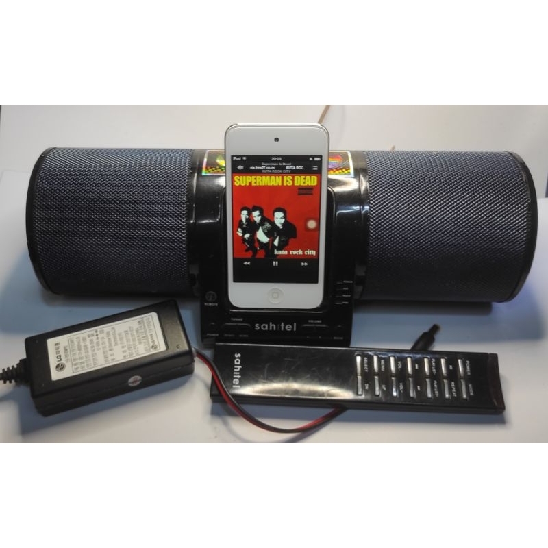 Ipod Touch 4 / 8GB + Sahitel docking speaker