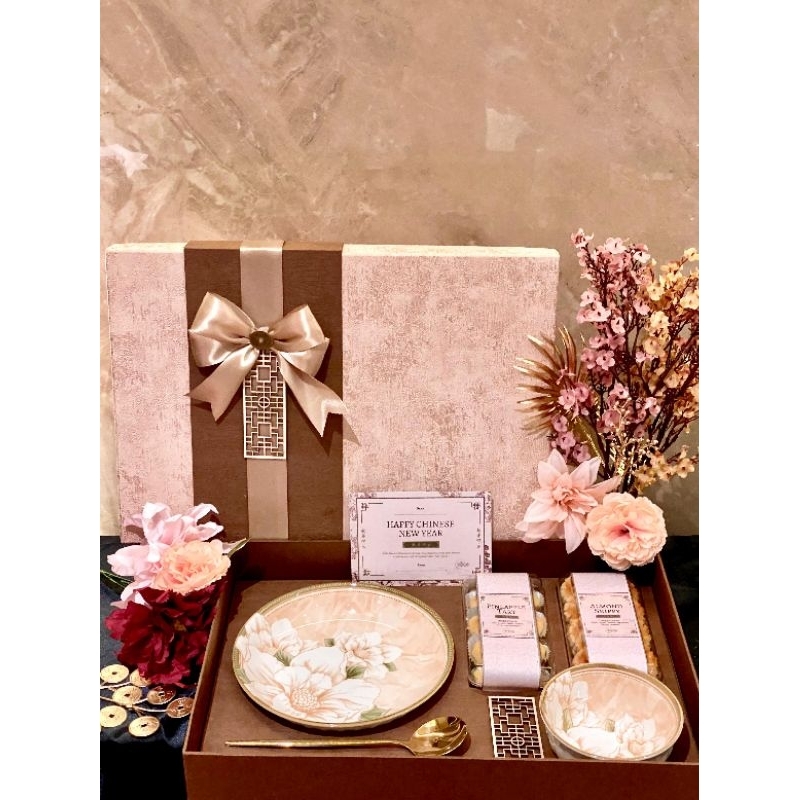 

READY STOCK Warm CNY Hampers Tahun Baru Imlek Kue Kering Homemade Eksklusif Gift Set Mewah Semarang