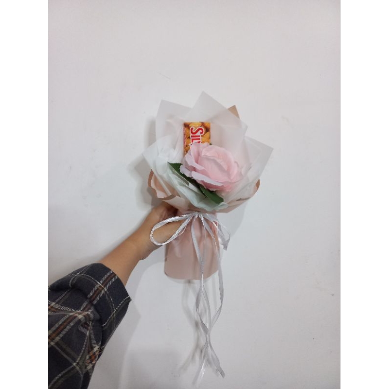 Buket Kecil Bunga Palsu dan Coklat