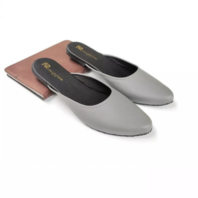 sandal selop wanita dengan bermacam warna dan ukuran