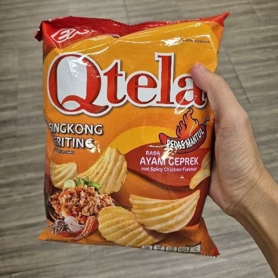 

Qtela singkong keriting pedas potato chips rasa AYAM GEPREK 80gr