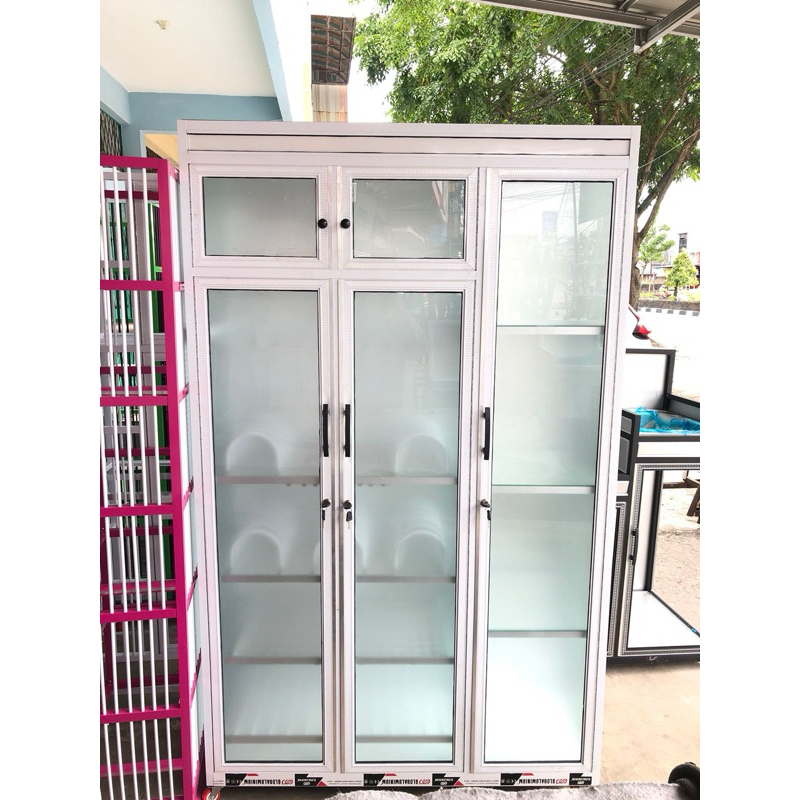Lemari Piring 3 Pintu Full Kaca