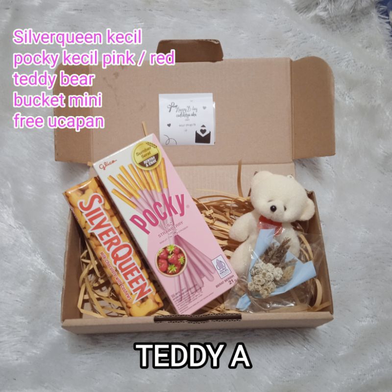 

Hampers Coklat Silverqueen minu/hampers ultah/hampers Valentin/hampers anniversary/hampers ekonomis/Silverqueen Kecil Pocky Pink/Red Teddy Bear Bucket Mini Free Ucapan