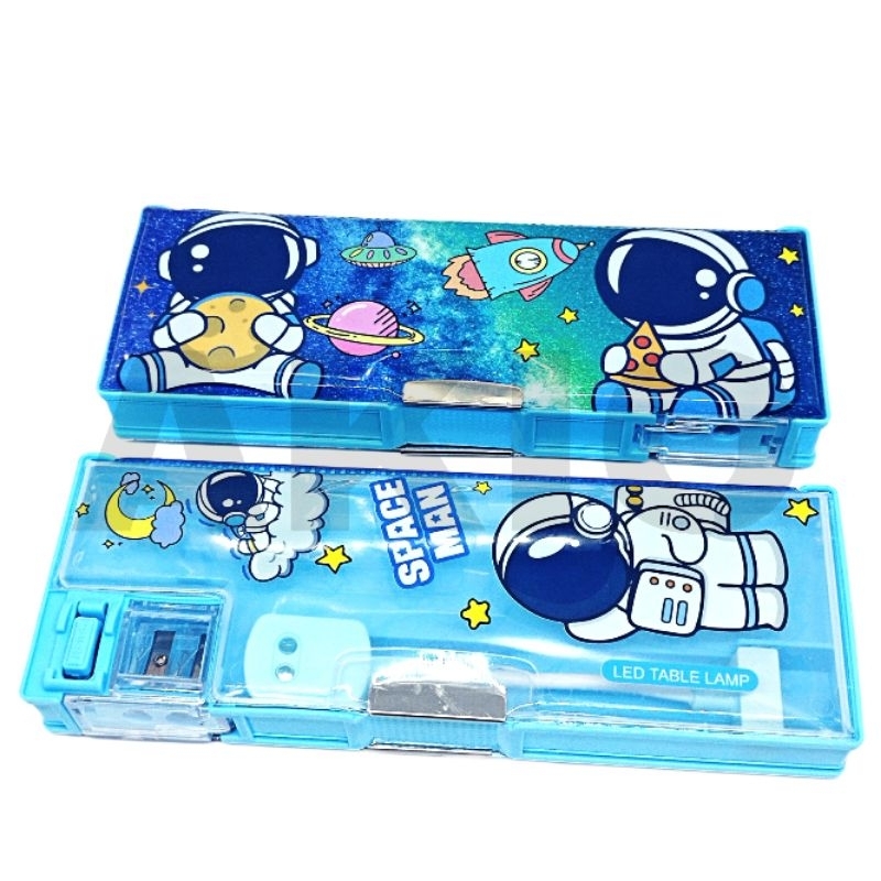 

Tempat Pensil Anak Karakter ASTRONOT SPACE 2 Sisi Magnet + Lampu Rautan MA3070