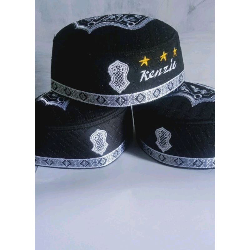 Peci hitam terompah anak&dewasa+nama/peci hitam list putih/peci hitam list cream/putih list hitam/uk