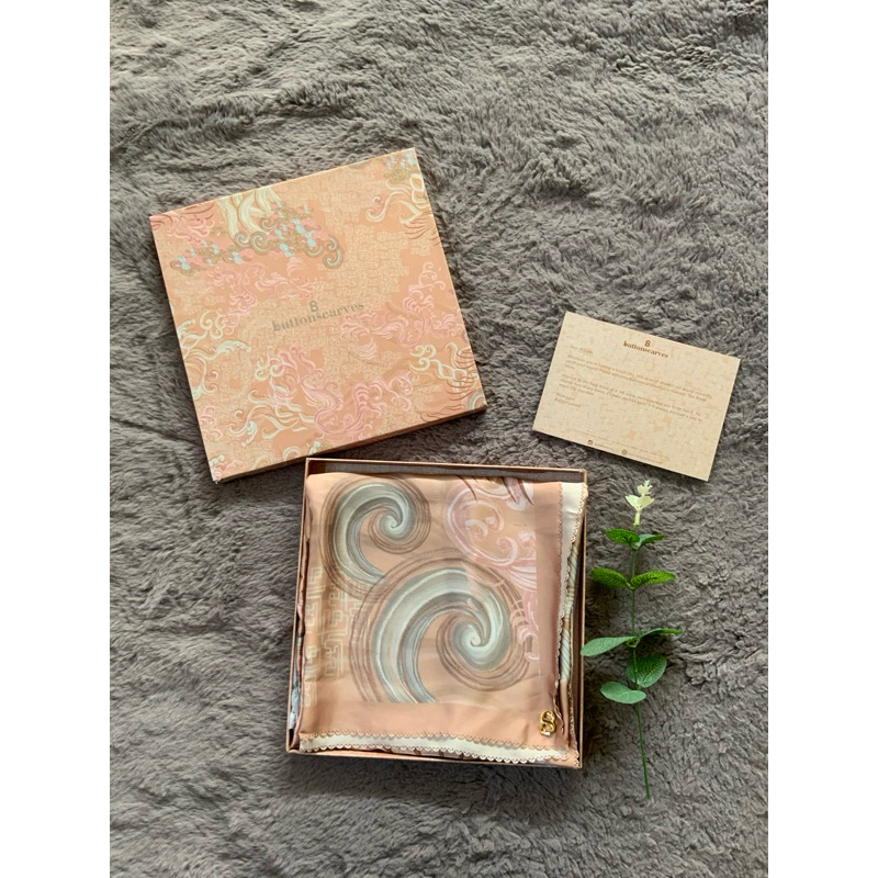 Buttonscarves The Wave satin shawl ( peach )