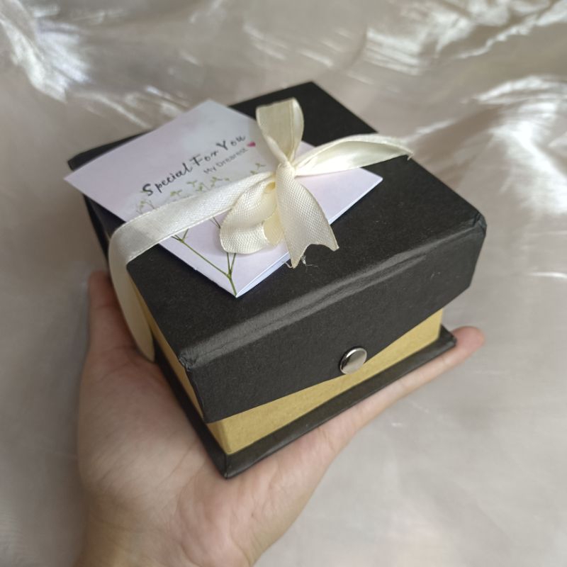 

Tambahan Kotak Gift dan kartu birthday / Hampers