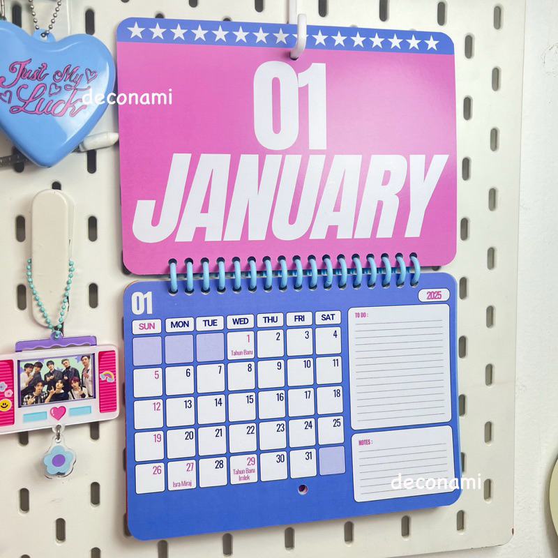 

CALENDAR GANTUNG 2025 by Deconami