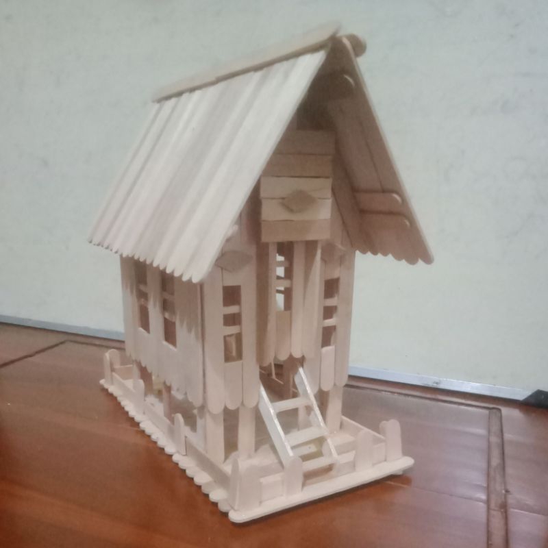 miniatur rumah adat rumoh Aceh dari stik es krim