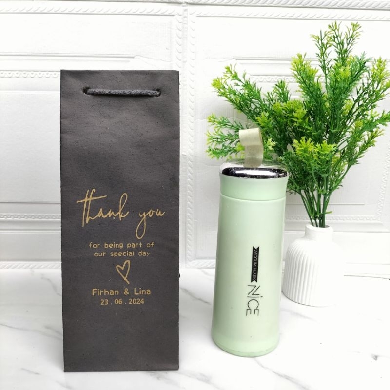 

Paperbag Botol minum hitam sablon Gold // uk 10x10x25