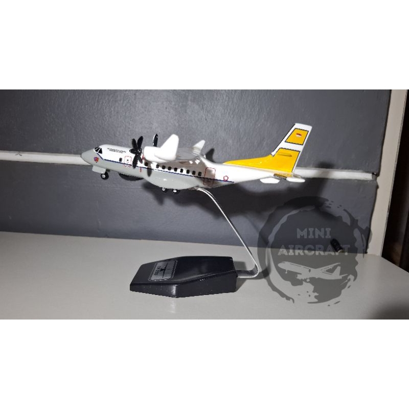 miniatur pesawat cn 235 tni au