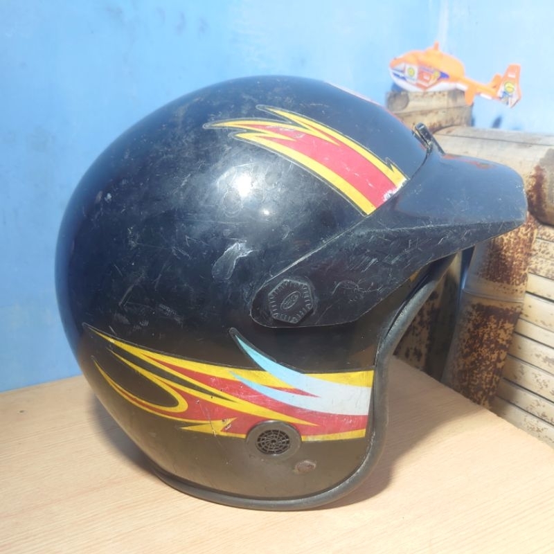 helm bawaan Yamaha api Yamaha lidah api