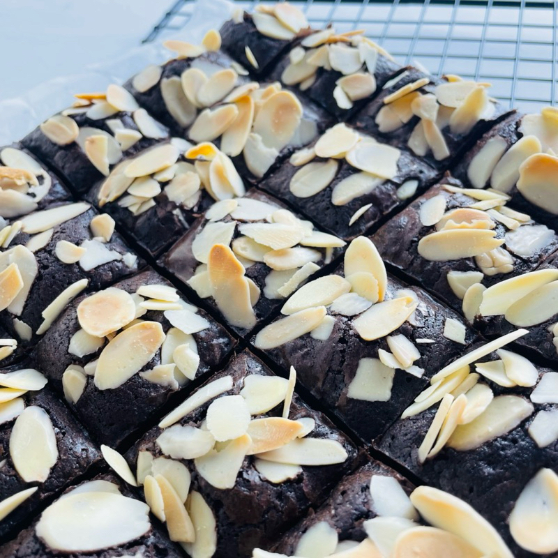 

Fudgy brownies / Fudgy Brownies Almond / Brownies Tiramisu / Brownies Biscoff / Brownies Lumer / Brownies Coklat / Brownies Panggang