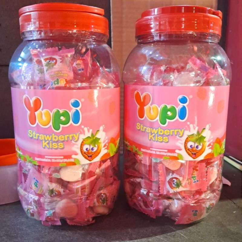 

Yupi Gummy Candies Stroberi Kiss Toples 240 g