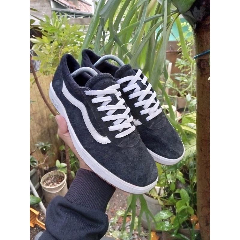 Sepatu Second / Sepatu Bekas Vans Cruze Comfycush B/W - Size : 42,5 - Insole : 27,5 cm - casual - sn