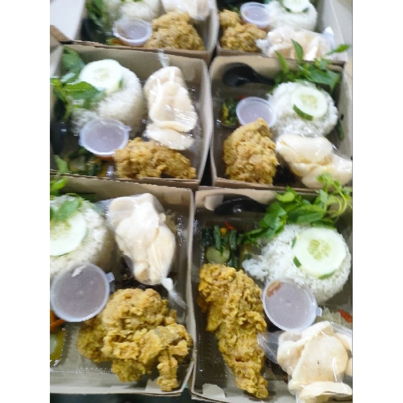 

Nasi ayam krispi campur