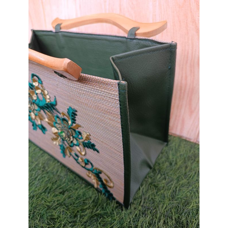 

RB Tas Full Anyaman Mendong Bordir Etnik / Hampers Idulfitri Lebaran / Tas Kado Gift Bag Estetik