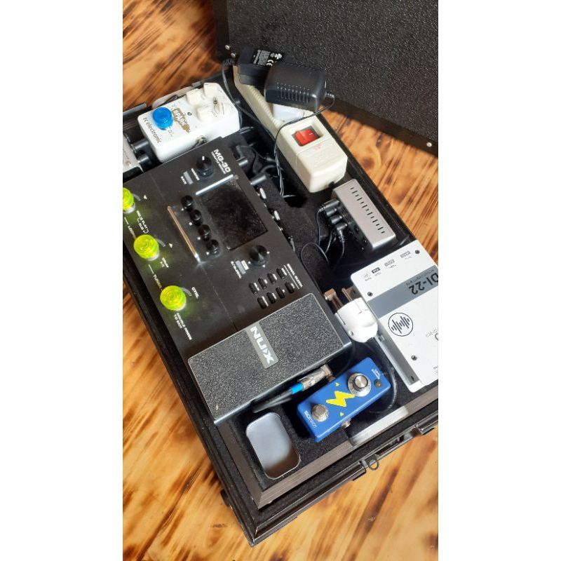 sepaket efek gitar + Hardcase dan pedalboard