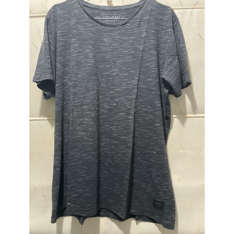 Kaos polos hitam tira jeans