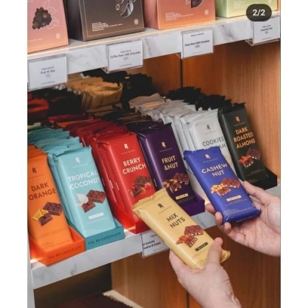 

Coklat RR Chocolate Bar 100 Gr Dark Roasted Almond, Mix Nuts, Fruit & Nut, Cashew, Berry Crunch, Tropical Coconut, Mini Square 9 Gr x 10 Coffee, Orange, Ginger, Kaffir Lime, Sea Salt Caramel, Strawberry, Mocha, Carabao Mango, Dark Choco Mint, Raspberry