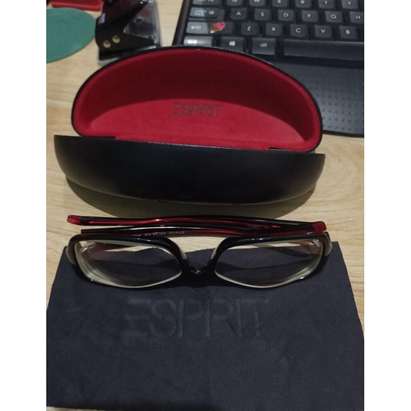 Kacamata ESPRIT