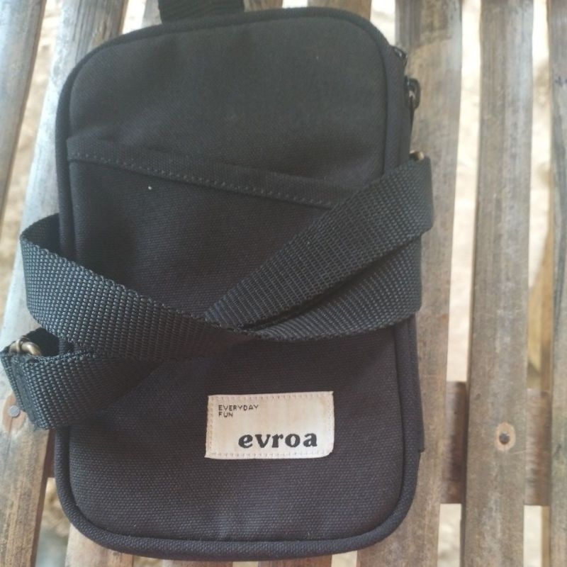 

Everday Tas Pensil Hitam Evroa