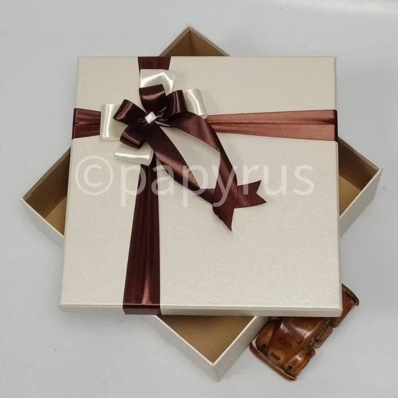 

PAPYRUS 30x30 Tinggi 5cm Kotak Kado Gift Box V3