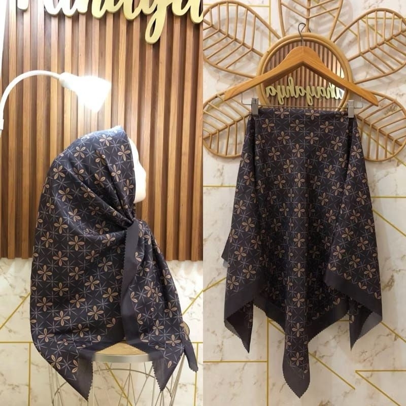 HIJAB SEGIEMPAT VOAL MOTIF BUNGA KECIL HITAM GOLD